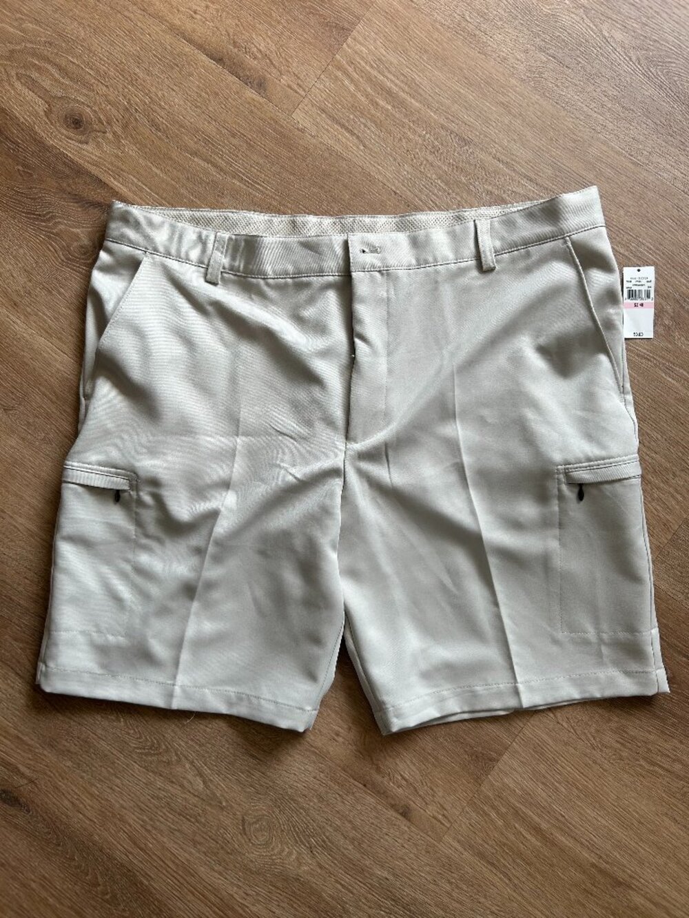 NWT IZOD Golf SwingFlex Cargo Shorts Men’s Size 40